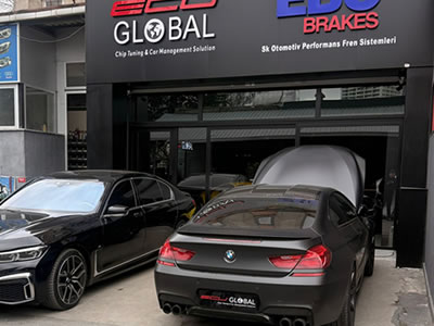 üksek performanslı bir spor otomobilin ECU GLOBAL merkezinde yazılım optimizasyonu sonrası, güvenli sürüş ve artan tork değerleriyle test aşamasındaki görünümü.