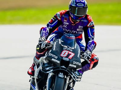 Dünya Şampiyonu Toprak Razgatlıoğlu'nun pist üzerinde yüksek hızda viraj alırken çekilmiş performans karesi; ECU Global'in profesyonel çalışma anlayışına yönelik güven belirten referans görseli.