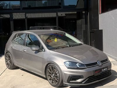 Yüksek performanslı bir spor otomobilin ECU GLOBAL merkezinde yazılım optimizasyonu sonrası, güvenli sürüş ve artan tork değerleriyle test aşamasındaki görünümü.